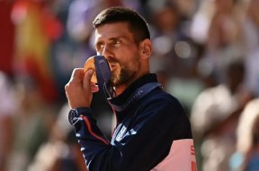 九游体育官网-德约科维奇重返赛场，刷新纪录首场状态出色，DWG观众沸腾！赛场气氛高涨(德约科维奇十大纪录)