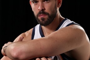 九游体育官网-社区盾关键时刻走向成谜，孟菲斯灰熊队长鼓劲，质疑声仍在，更衣室氛围转暖的简单介绍