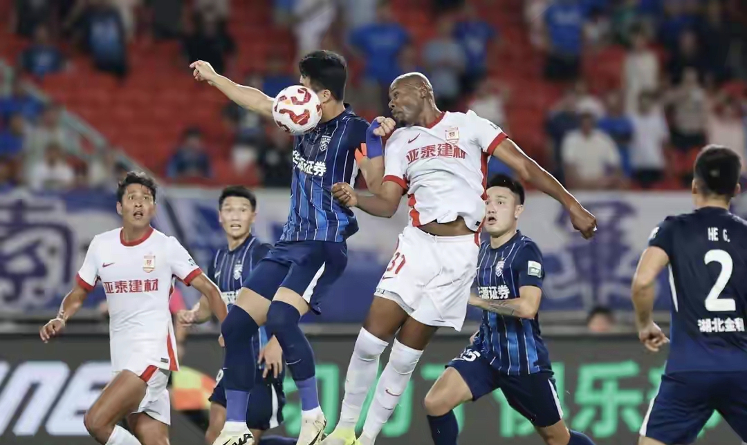 关于武汉三镇刷新队史纪录备战英超欧冠赛后再迎强敌，现场解说直呼：浙江队围绕欧超杯战术微调的信息